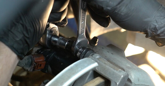 Wie schwer ist es, selbst zu reparieren: Bremsbeläge Audi A5 8t3 2.0 TFSI quattro 2013 Tausch - Downloaden Sie sich illustrierte Anleitungen