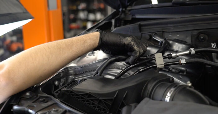 Wie schwer ist es, selbst zu reparieren: Stoßdämpfer Audi A5 8t3 2.0 TFSI quattro 2013 Tausch - Downloaden Sie sich illustrierte Anleitungen
