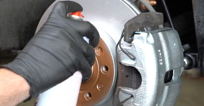 Cómo cambiar Pinzas de Freno en un SKODA Rapid Hatchback (NH3) 2013 - consejos y trucos