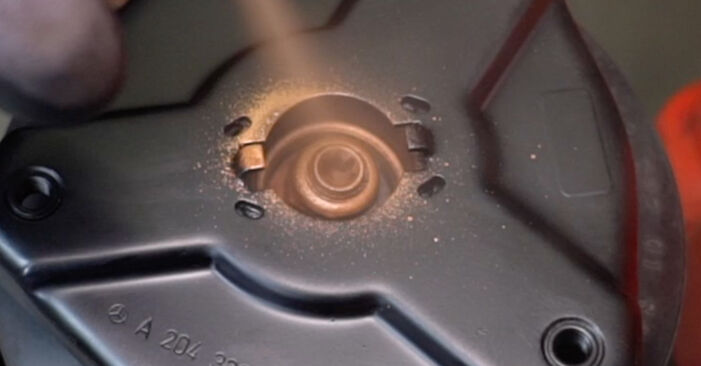 Wie schwer ist es, selbst zu reparieren: Stoßdämpfer Mercedes W204 C 200 1.8 Kompressor (204.041) 2013 Tausch - Downloaden Sie sich illustrierte Anleitungen