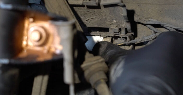 Reemplace Sensor de Desgaste de Pastillas de Frenos en un BMW E87 2013 118d 2.0 usted mismo