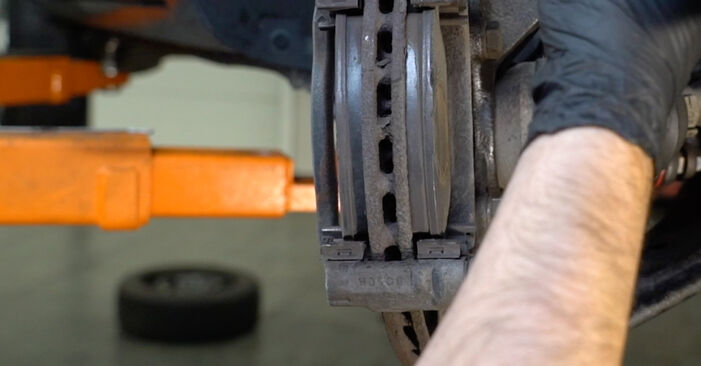 Hvor lang tid tager en udskiftning: Bremseskiver på Opel Corsa D Van 2014 - informativ PDF-manual