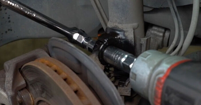 Consigli passo-passo per la sostituzione del fai da te Mercedes W204 2012 C 180 1.8 Kompressor (204.046) Molla Ammortizzatore