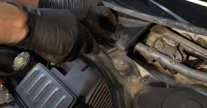 Wie schwer ist es, selbst zu reparieren: Scheibenwischermotor Renault Clio 3 Grandtour 1.5 dCi 2014 Tausch - Downloaden Sie sich illustrierte Anleitungen