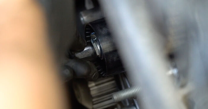 Comment changer Pompe à Eau + Kit De Distribution sur Ford Focus DYB 5 portes 2010 - Manuels PDF et vidéo gratuits