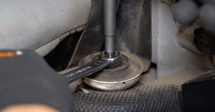Wechseln Stoßdämpfer am VW Golf IV Cabrio (1E) 1.9 TDI 2001 selber