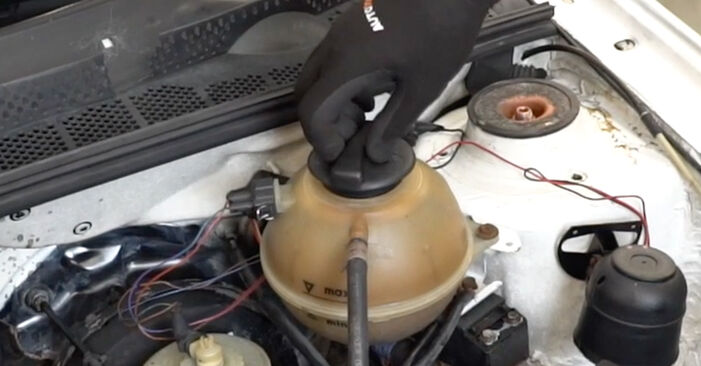 Cambie Bomba de Agua + Kit de Distribución en un VW PASSAT (3A2, 35I) 1.6 TD 1991 usted mismo