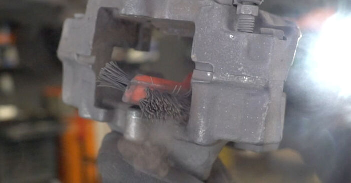 Bremsscheiben Mercedes CL203 C 180 1.8 Kompressor (203.746) 2003 wechseln: Kostenlose Reparaturhandbücher