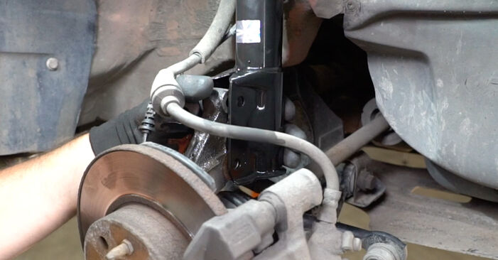 Cómo reemplazar Copelas Del Amortiguador en un FIAT 500 C (312) 1.2 2010 - manuales paso a paso y guías en video