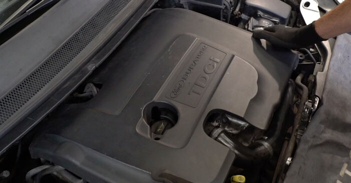 Cómo cambiar Filtro de Combustible en un Ford Focus Mk2 2004 - Manuales en PDF y en video gratuitos