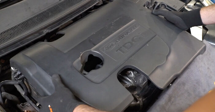 Cómo cambiar Taco de Motor en un Ford Focus DYB Hatchback 2010 - Manuales en PDF y en video gratuitos