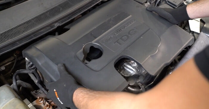 Cómo cambiar Válvula EGR en un Ford Fiesta Mk5 Furgón 2003 - Manuales en PDF y en video gratuitos