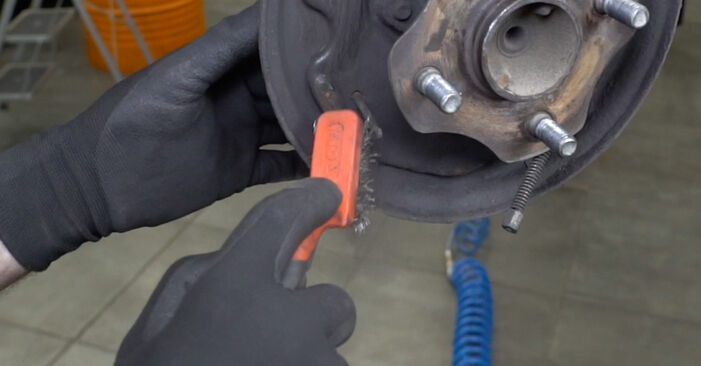 Wie schmierig ist es, selber zu reparieren: Bremsbacken beim Toyota Aygo AB 40 1.0 (KGB40_) 2020 wechseln – Downloaden Sie sich Bildanleitungen