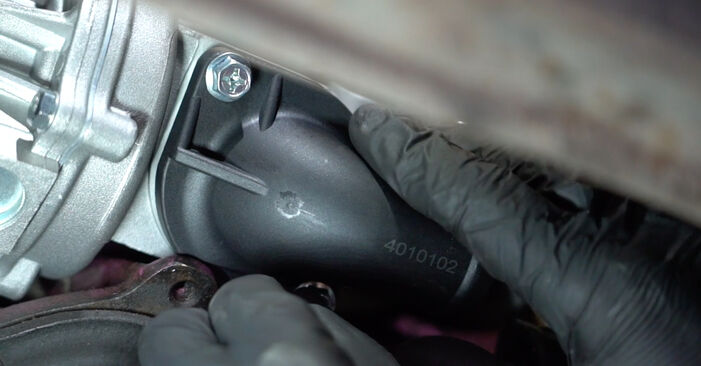Reemplazo de Brida de Refrigerante en un VW PASSAT 1.6 D: guías online y video tutoriales