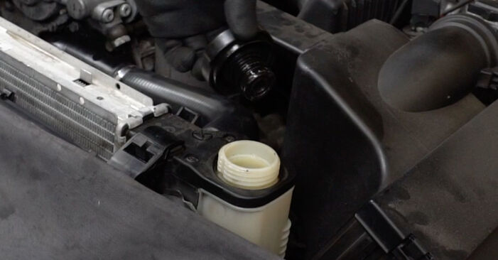 Reemplazo de Bomba de Agua + Kit de Distribución en un BMW 3 SERIES 320i 2.0: guías online y video tutoriales