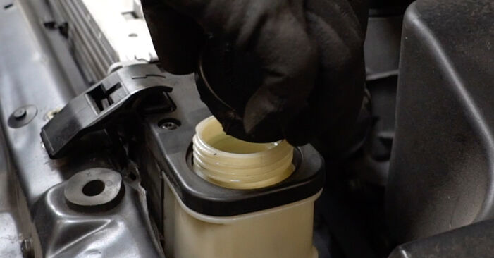 Cómo reemplazar Bomba de Agua + Kit de Distribución en un BMW 5 Berlina (E39) 523i 2.5 1996 - manuales paso a paso y guías en video