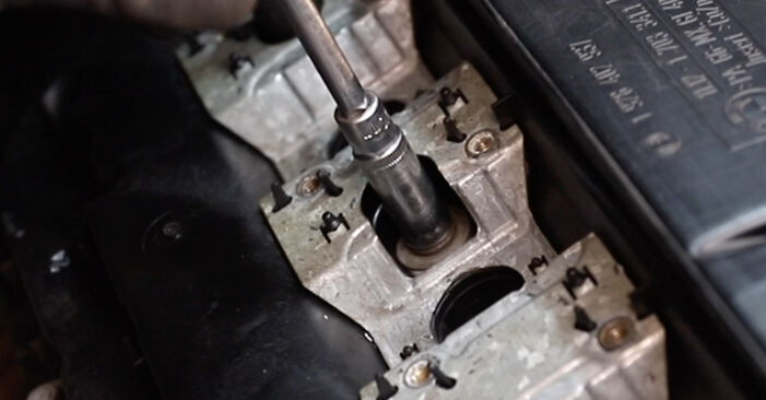 Как да сменим BMW 5 (E34) 525i 2.5 24V 1988 Гарнитура на капака на клапаните - стъпка по стъпка инструкции и видео ръководства