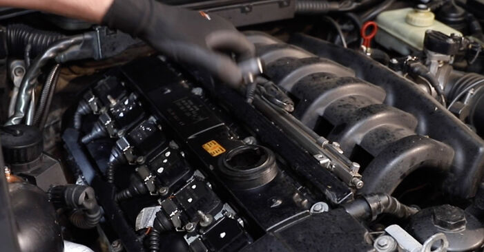 Как да сменим Гарнитура на капака на клапаните на BMW 5 (E39) 2000: свалете PDF наръчници и видео инструкции