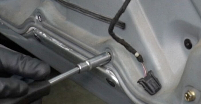 Sustitución de Cerradura de Puerta en un Seat Toledo 2 1.6 16V 2000: manuales de taller gratuitos