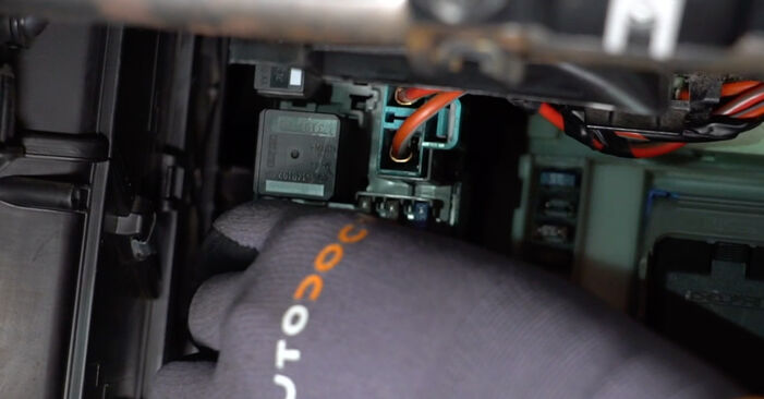 Wie VOLVO XC70 2.0 D3 2011 Innenraumfilter ausbauen - Einfach zu verstehende Anleitungen online