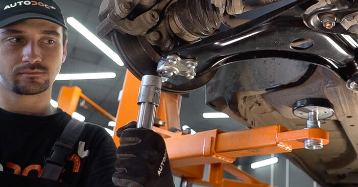 Sustitución de Brazo De Suspensión en un Citroen DS3 Cabrio 1.6 VTi 120 2015: manuales de taller gratuitos
