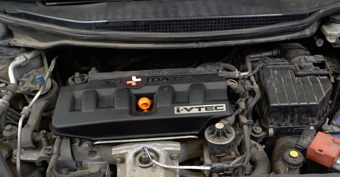 Quanto è difficile il fai da te: sostituzione Filtro Olio su Honda Civic VIII 2.0 i-VTEC Type R (FN2) 2011 - scarica la guida illustrata