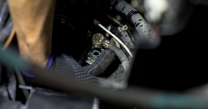 Audi A3 8V Sportback 1.6 TDI 2014 Fuel Filter replacement: free workshop manuals