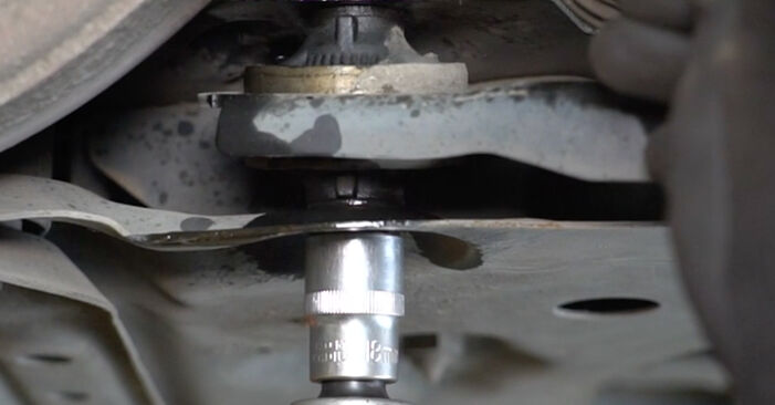 Remplacer Bras de Suspension sur Nissan Micra K12 2003 1.2 16V par vous-même