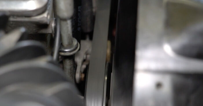 Combien de temps dure le remplacement : Courroie Trapézoïdale à Nervures sur Mercedes E Class W124 1993 - manuel PDF informatif