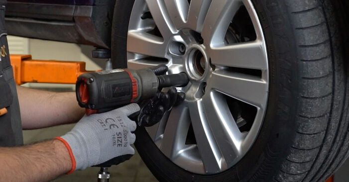 Comment remplacer VW Caddy V California (SBB, SBJ) 2.0 TDi BMT 2021 Rotule De Direction - manuels pas à pas et guides vidéo
