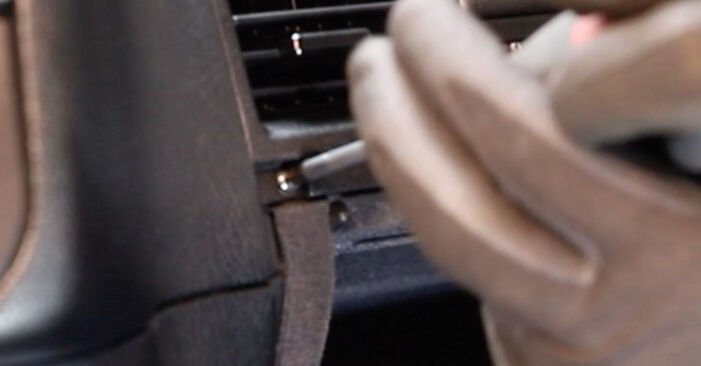 Come sostituire BMW 3 Cabrio (E36) 318 i 1994 Filtro Antipolline - manuali passo passo e video guide