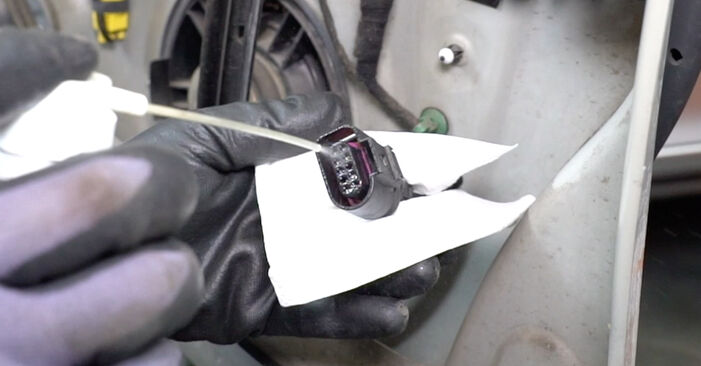 Cómo reemplazar Cerradura de Puerta en un VW Jetta Mk5 (1K) 2010: descargue manuales en PDF e instrucciones en video