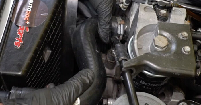 Cambio Radiador De Motor en Mercedes S124 1993 no será un problema si sigue esta guía ilustrada paso a paso