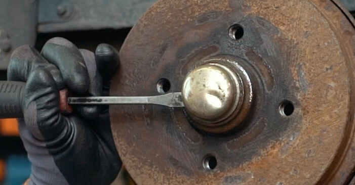Wie schmierig ist es, selber zu reparieren: Bremstrommel beim VW Polo Variant 1.4 1998 wechseln – Downloaden Sie sich Bildanleitungen