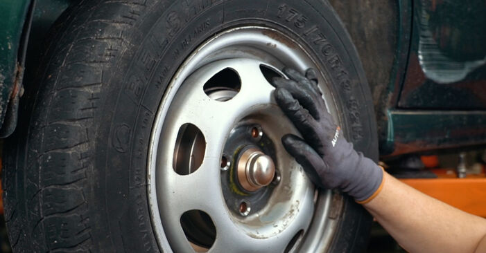 Wie schmierig ist es, selber zu reparieren: Bremstrommel beim VW Caddy 2 Pickup 1.9 D 1997 wechseln – Downloaden Sie sich Bildanleitungen