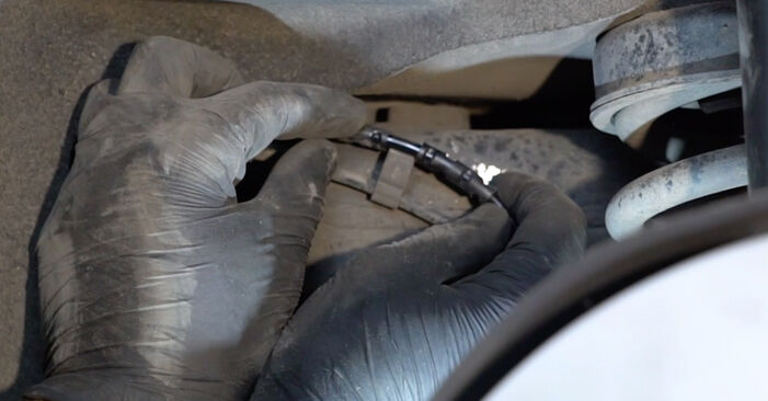 Reemplace Sensor de Desgaste de Pastillas de Frenos en un BMW E90 2006 320 d usted mismo