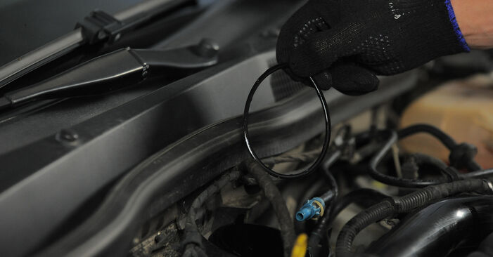 Kuinka vaihtaa Polttoainesuodatin OPEL Astra Classic Hatchback (A04) 2014 -autoon: lataa PDF-oppaat ja video-ohjeet