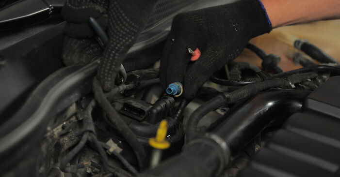 Sustitución de Filtro de Combustible en un Opel Astra H Berlina 1.7 CDTi (L69) 2009: manuales de taller gratuitos
