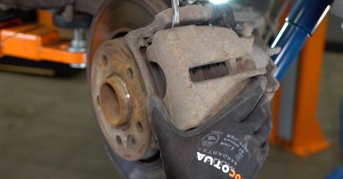 Wie schmierig ist es, selber zu reparieren: Bremsscheiben beim VW T6 Kasten 2.0 TDI 2021 wechseln – Downloaden Sie sich Bildanleitungen