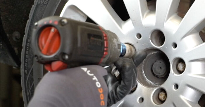 Mercedes A207 E 220 CDI / BlueTEC / d (207.402, 207.401) 2012 Bremsscheiben wechseln: Gratis Reparaturanleitungen
