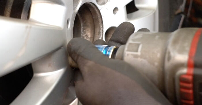 Mercedes A207 E 220 CDI / BlueTEC / d (207.402, 207.401) 2012 Bremsbeläge wechseln: Gratis Reparaturanleitungen
