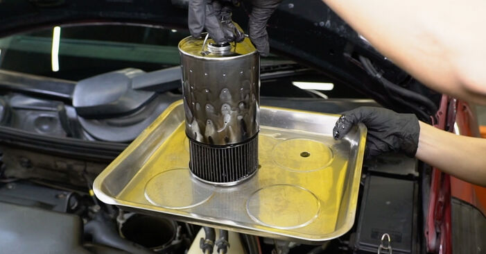Aké náročné to je, ak to budete chcieť urobiť sami: Olejový filter výmena na aute Mercedes T1 Van 602 309 D 3.0 1988 – stiahnite si ilustrovaný návod