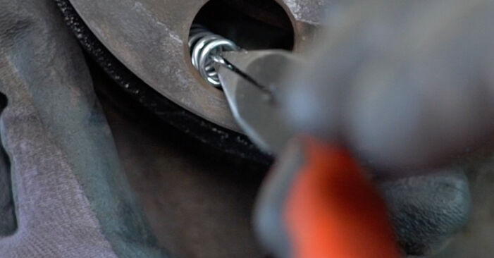 Tauschen Sie Handbremsbeläge beim Mercedes SLK R171 2006 200 Kompressor (171.442) selber aus