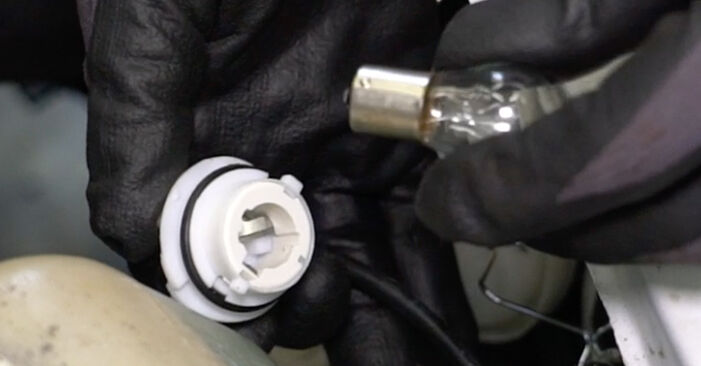 Combien de temps dure le remplacement : Ampoule Pour Projecteur Principal sur Mercedes W463 Cabrio 1997 - manuel PDF informatif