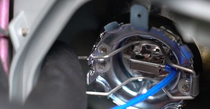 Schimbare Bec cu incendescenta far Mercedes W638 V 230 2.3 Turbo Diesel (638.274) 1998: manualele de atelier gratuite