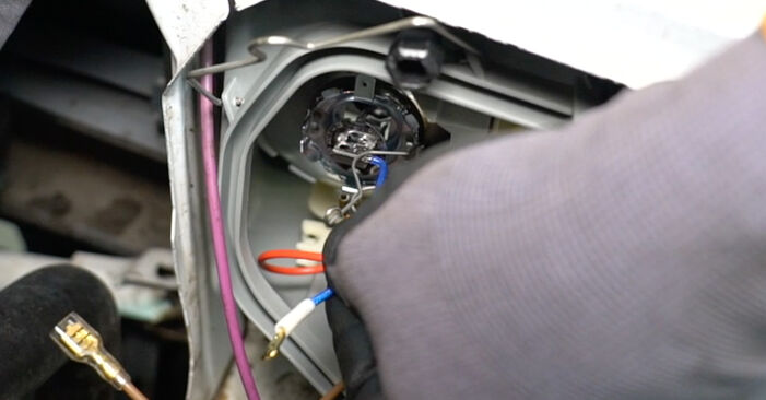 Ako vymeniť Žiarovka hlavného svetlometu na Mercedes Citan Panel Van 2012 – bezplatné PDF a video návody.