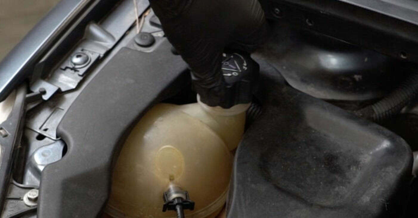 Wymiana pompa wody & zestaw paska rozrządu >> Peugeot 307