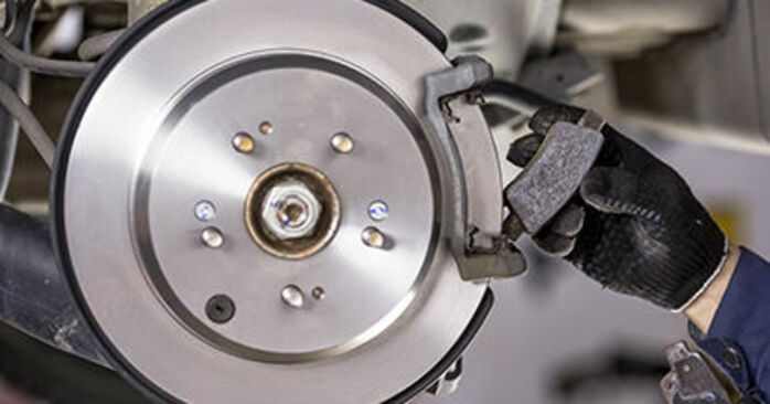 Wie schwer ist es, selbst zu reparieren: Bremsbeläge Honda CR-V III 2.4 i-Vtec 4WD 2012 Tausch - Downloaden Sie sich illustrierte Anleitungen