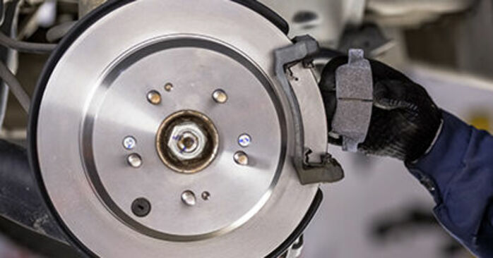 Bremsbeläge beim HONDA CR-V 2.4 i-VTEC 2013 selber erneuern - DIY-Manual