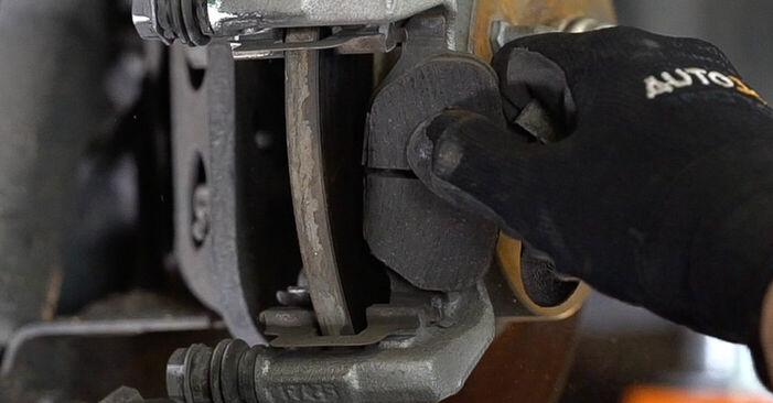 Substituição de FIAT 500 1.4 Discos de Travão: guias online e tutoriais em vídeo